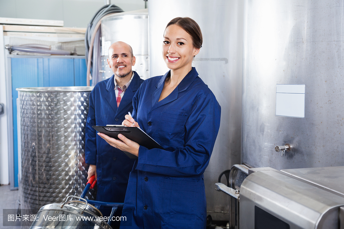 女人拿著紙板和男人站在一起工作