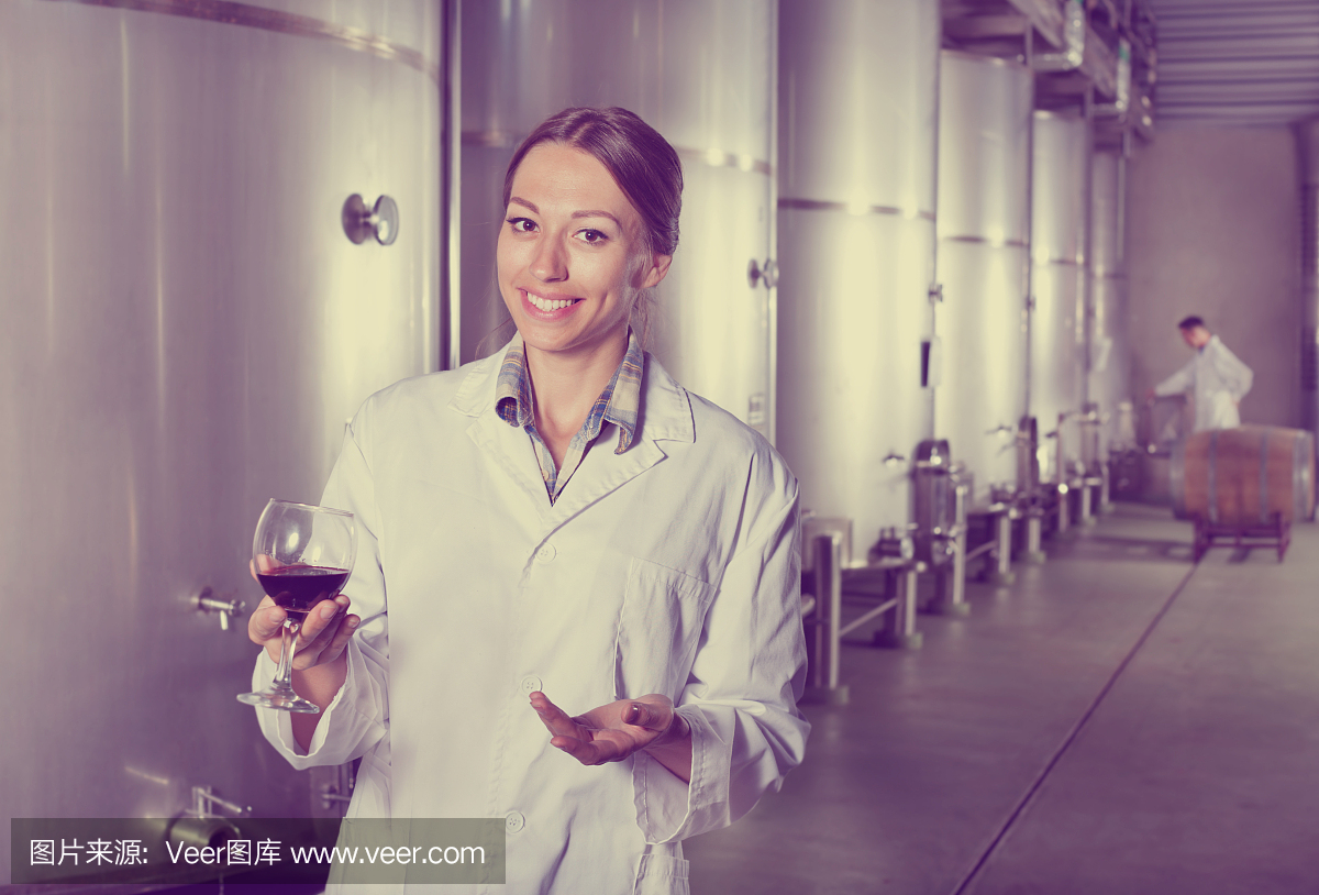 在葡萄酒工廠喝著酒的女人