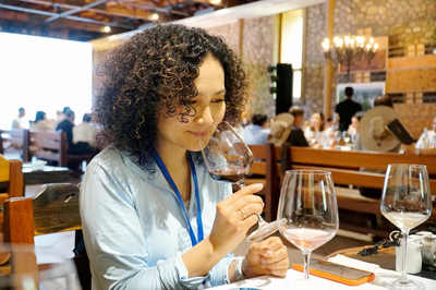 2022中國有約 中外媒體探訪寧夏，品味葡萄酒的